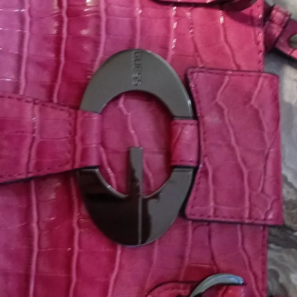 Guess pink faux patent leather purse - Picture 3 of 6